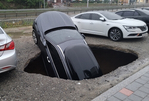 당진서 대형 싱크홀 발생[연합뉴스]